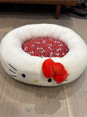 Hello Kitty Sanrio small pet bed never used